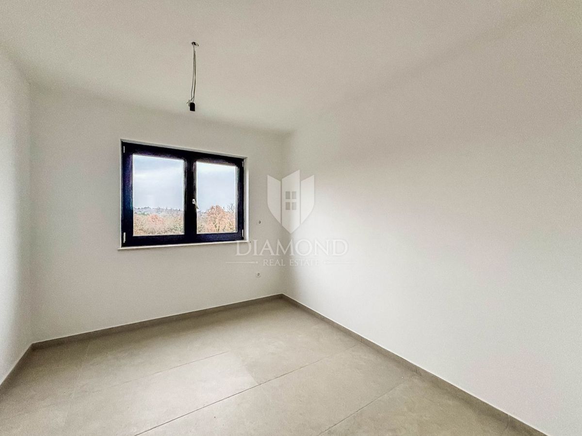 Poreč, okolica, trisobno stanovanje v prvem nadstropju s strešno teraso!