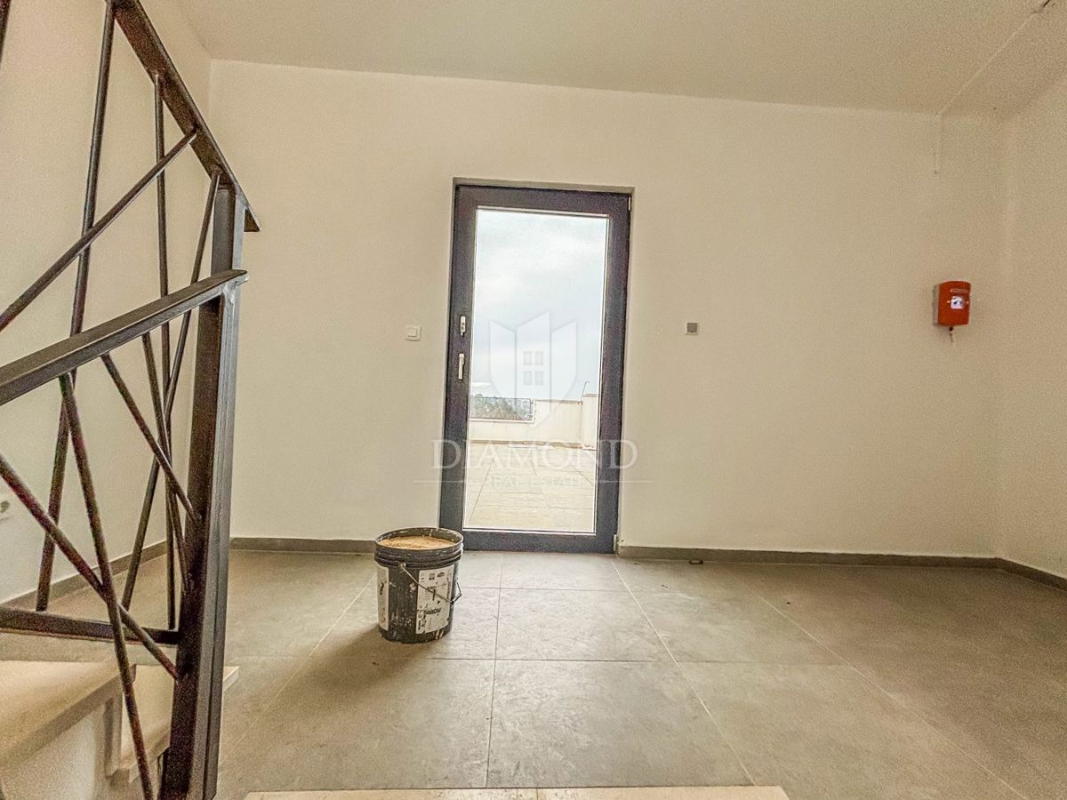 Poreč, okolica, trisobno stanovanje v prvem nadstropju s strešno teraso!