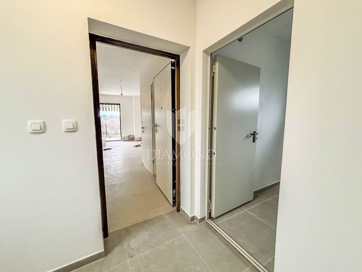 Poreč, okolica, trisobno stanovanje v prvem nadstropju s strešno teraso!