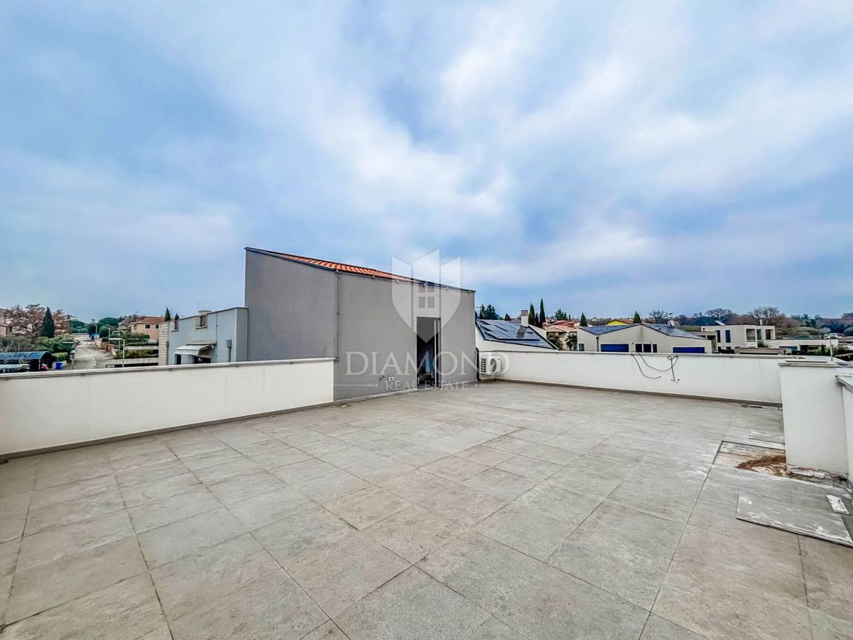 Poreč, okolica, trisobno stanovanje v prvem nadstropju s strešno teraso!