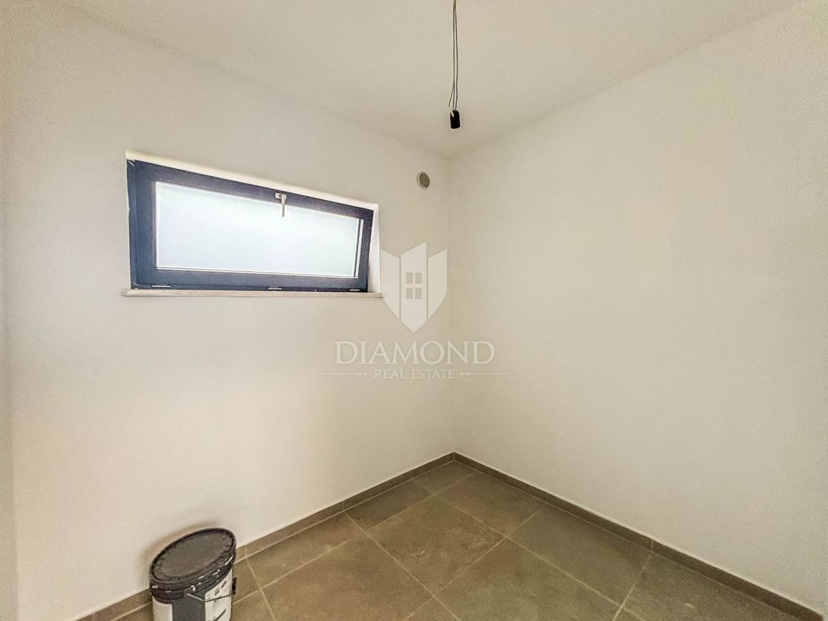 Poreč, okolica, trisobno stanovanje v prvem nadstropju s strešno teraso!