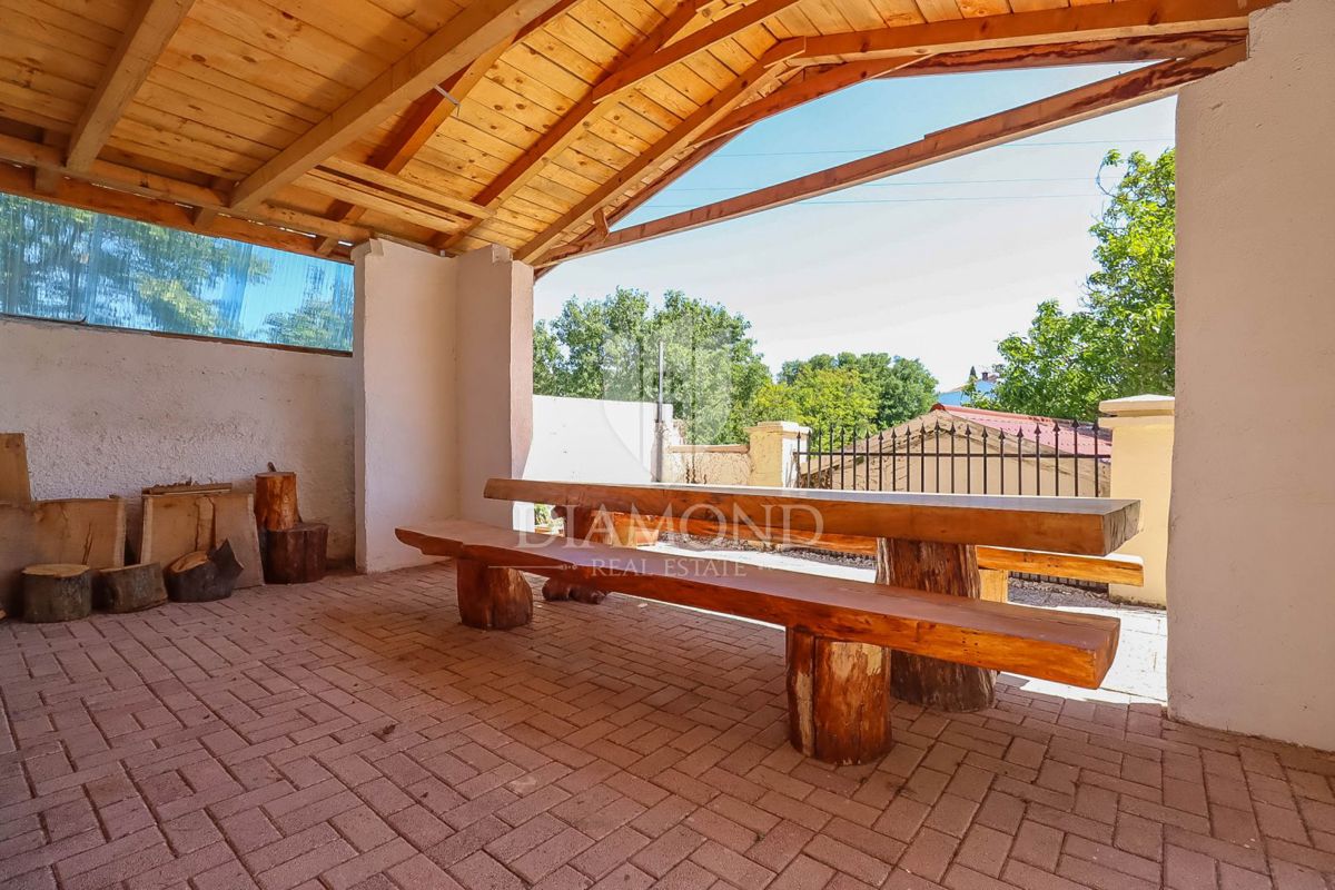 Marčana, okolica, hiša z bazenom in velikim vrtom