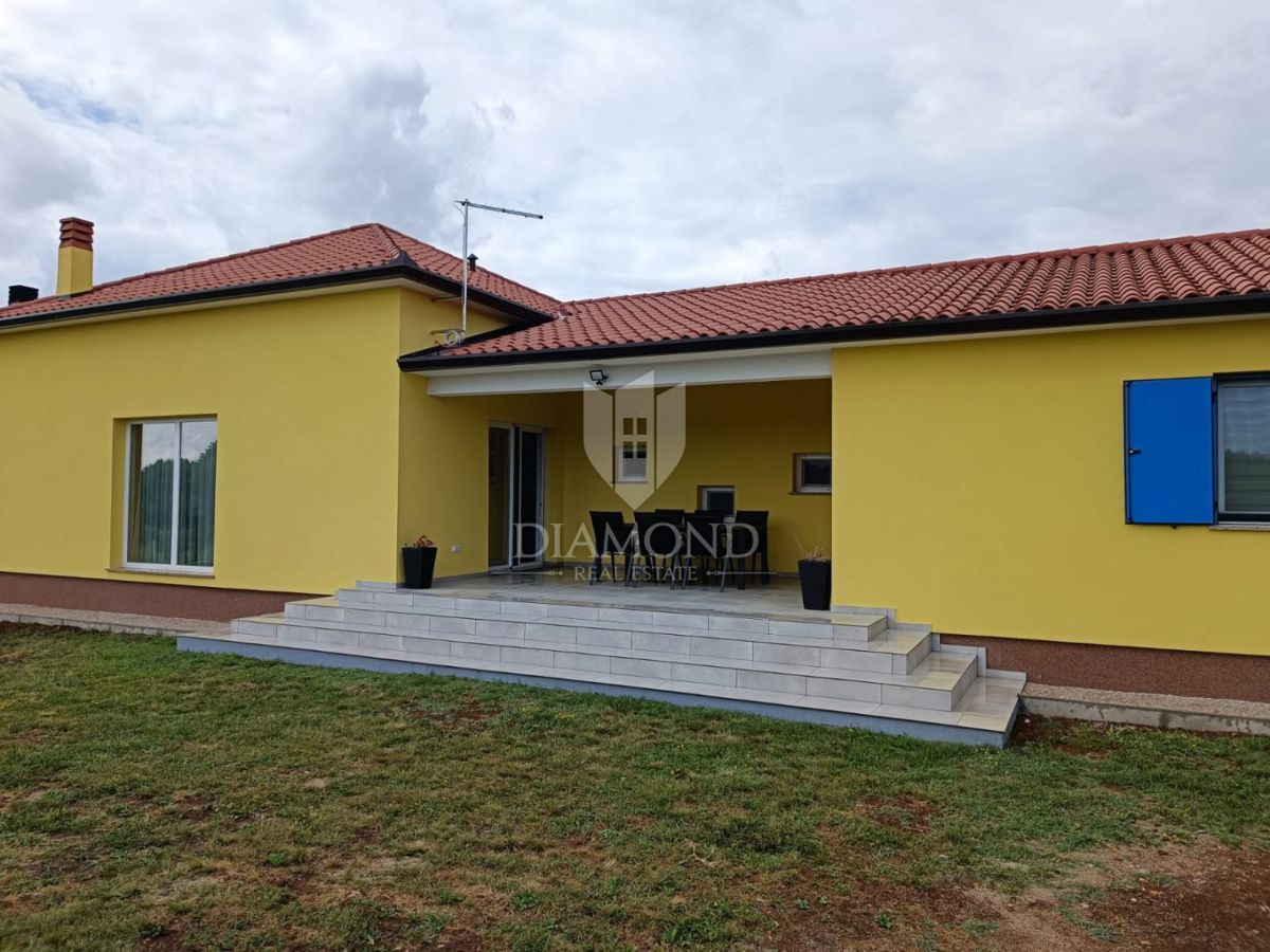 Labin, okolica, novozgrajena enonadstropna hiša s prostornim vrtom