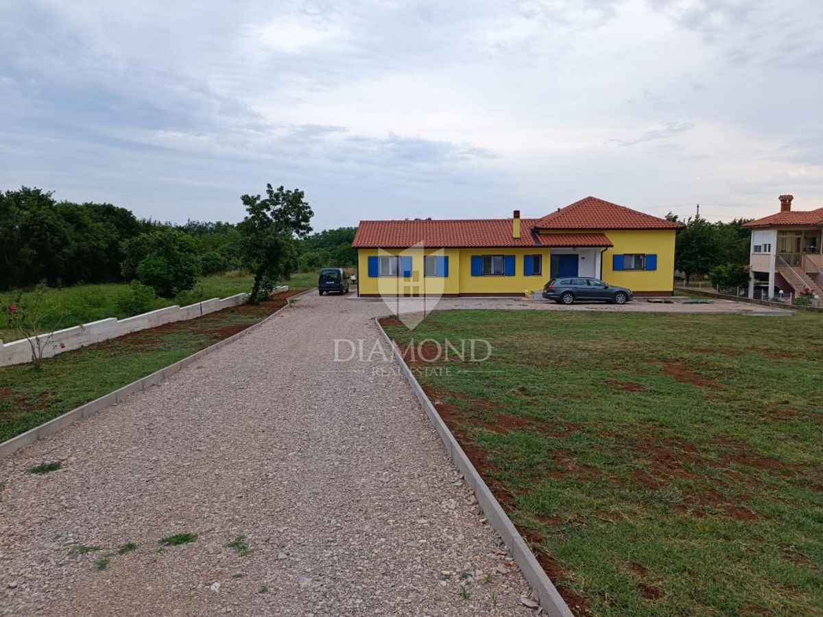 Labin, okolica, novozgrajena enonadstropna hiša s prostornim vrtom
