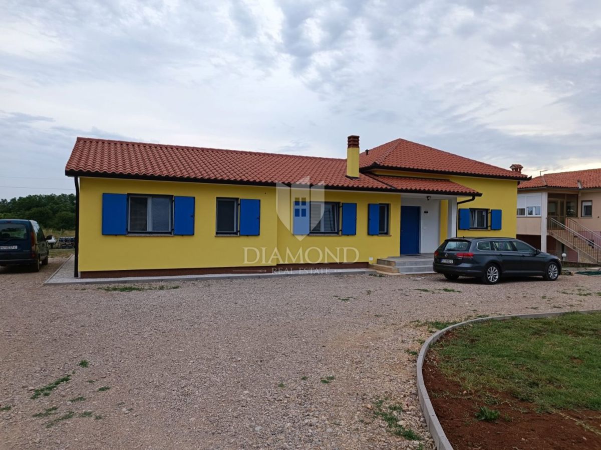 Labin, okolica, novozgrajena enonadstropna hiša s prostornim vrtom