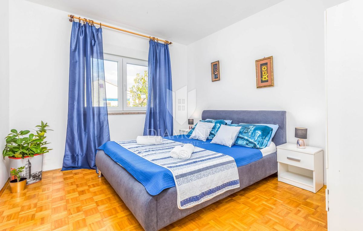 Medulin, hiša blizu morja s tremi apartmaji
