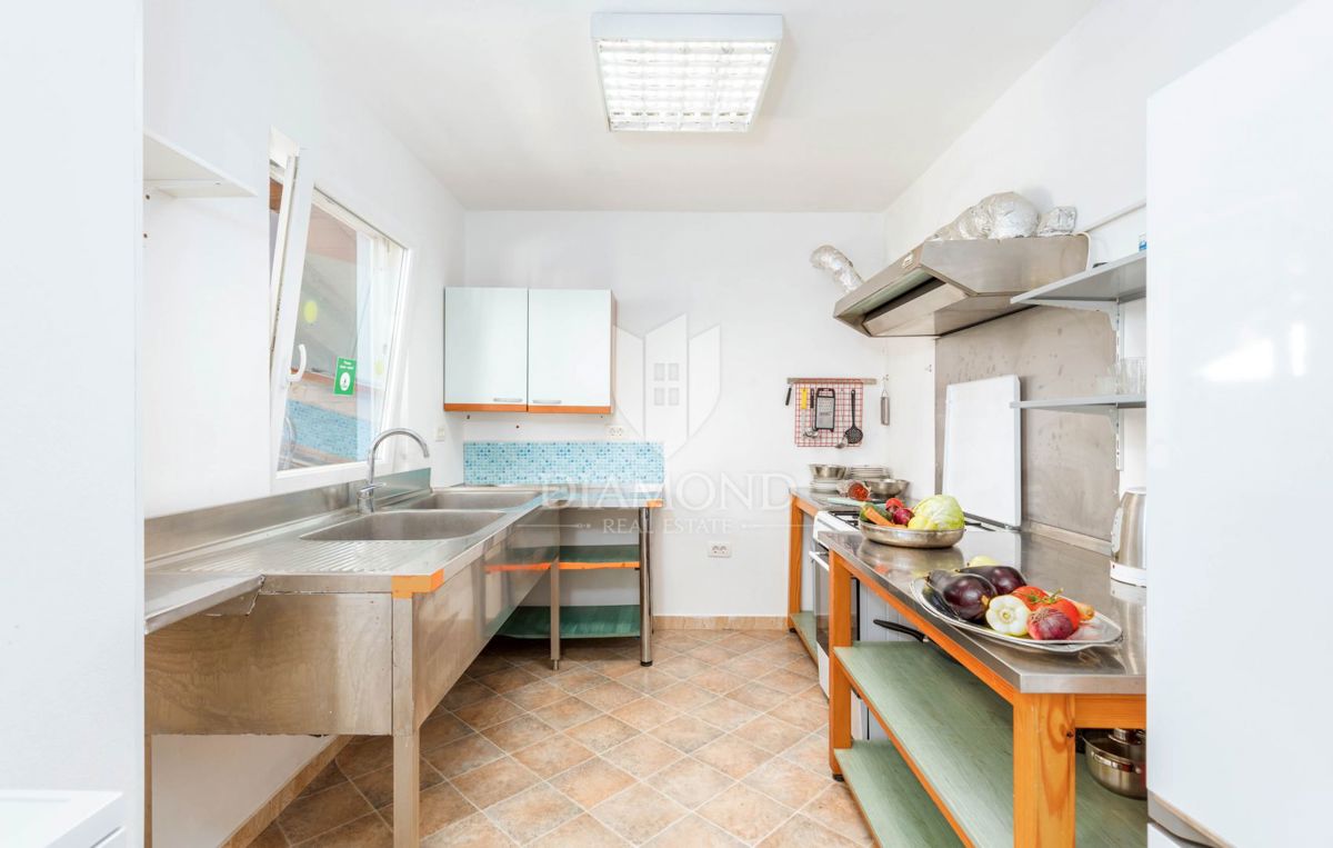 Medulin, hiša blizu morja s tremi apartmaji
