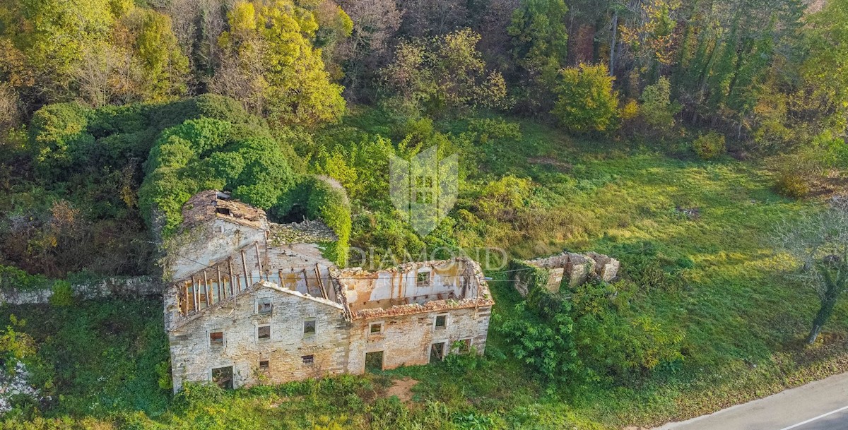 Oprtalj, okolica! Gradbeno zemljišče z ruševinami na mirni lokaciji!