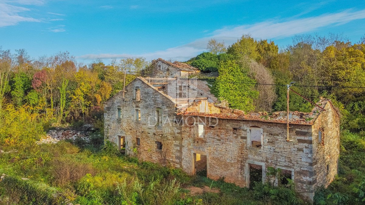 Oprtalj, okolica! Gradbeno zemljišče z ruševinami na mirni lokaciji!