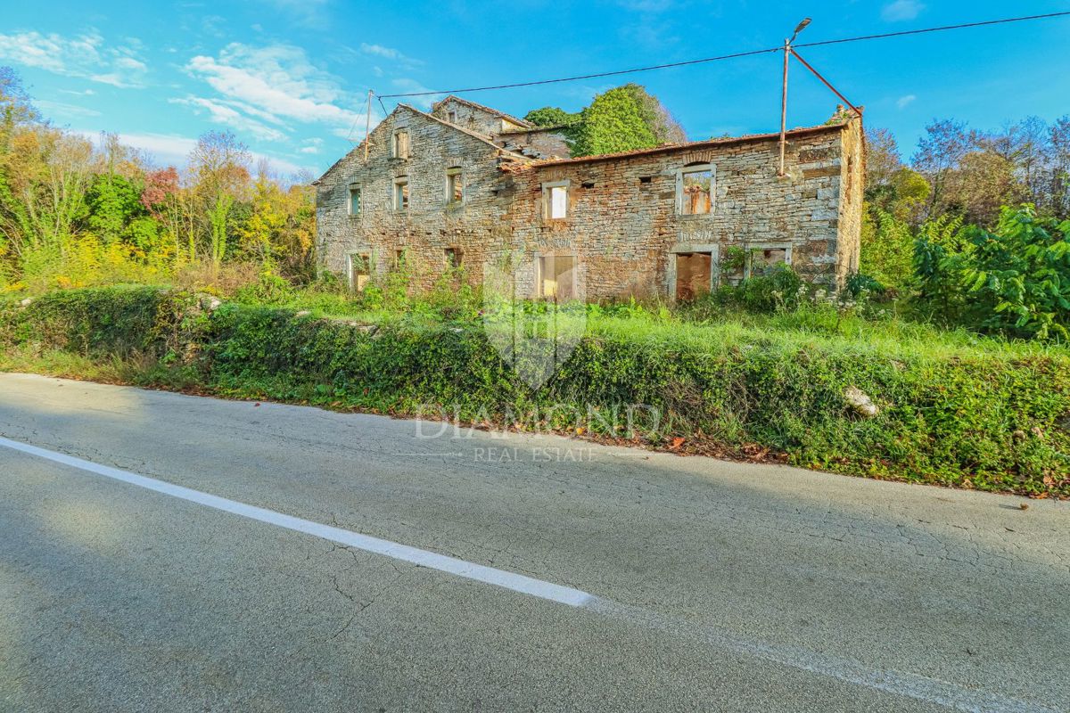 Oprtalj, okolica! Gradbeno zemljišče z ruševinami na mirni lokaciji!