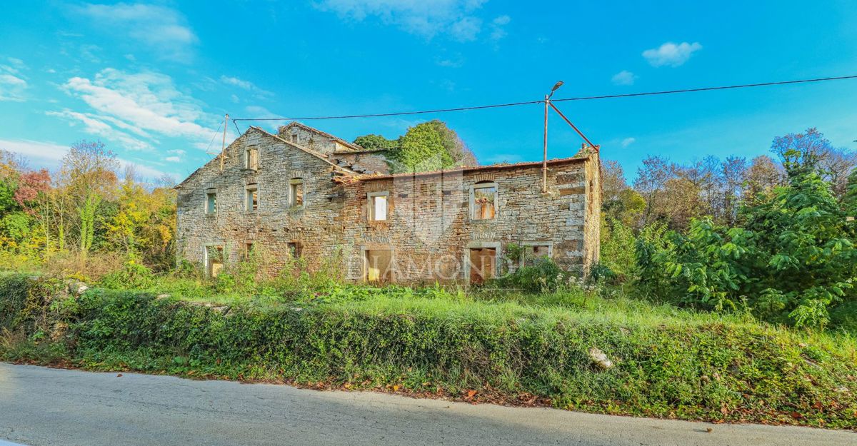 Oprtalj, okolica! Gradbeno zemljišče z ruševinami na mirni lokaciji!