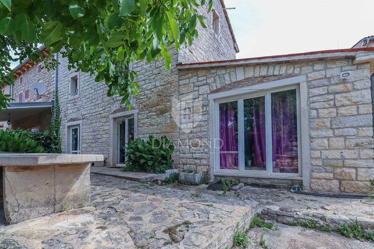 Čudovita kamnita hiša v mestecu blizu Rovinja