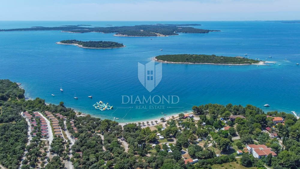 Štinjan, stanovanje v pritličju 500m od plaže!