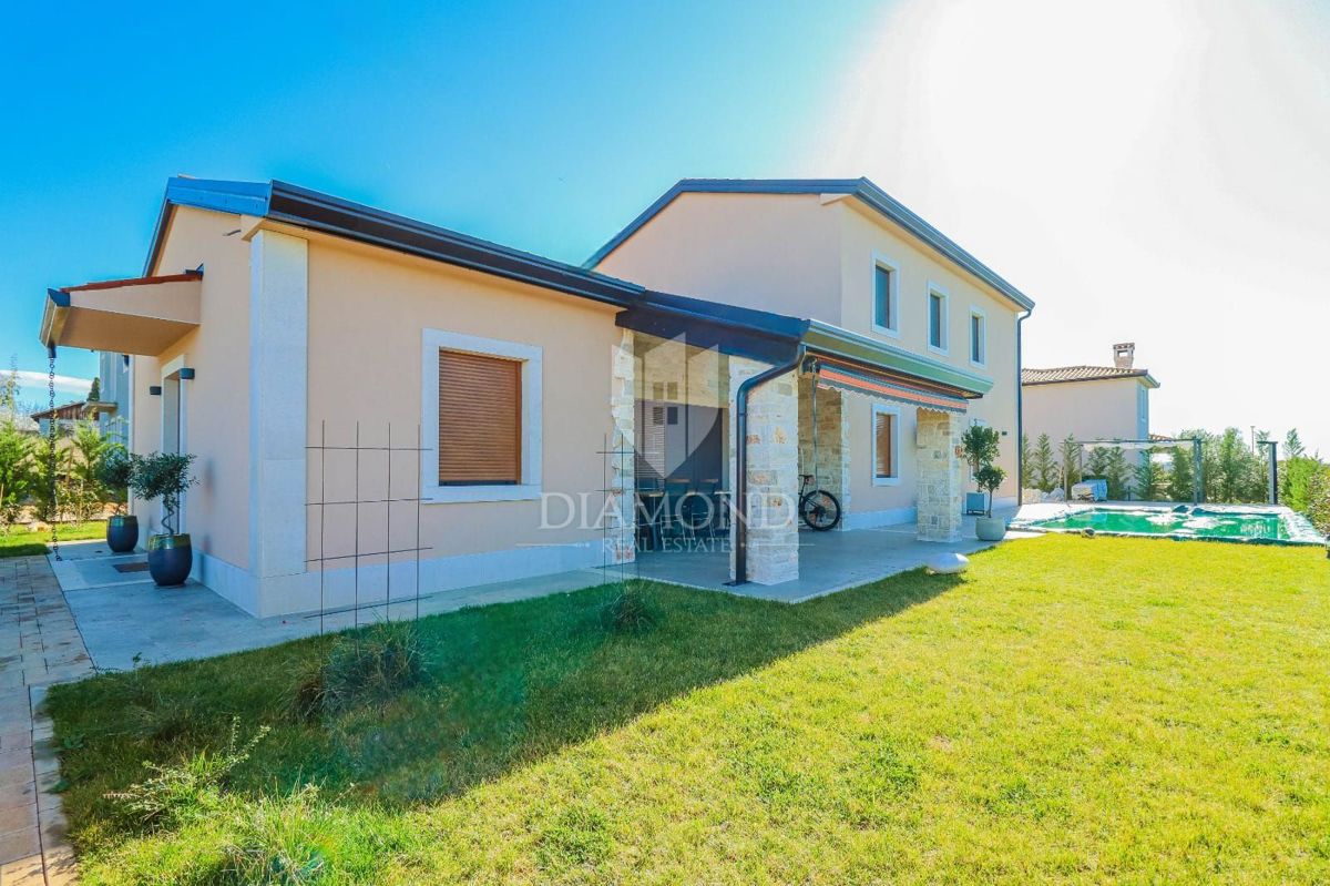 Novigrad, okolica! Čudovita vila na iskani lokaciji 700 m od morja!