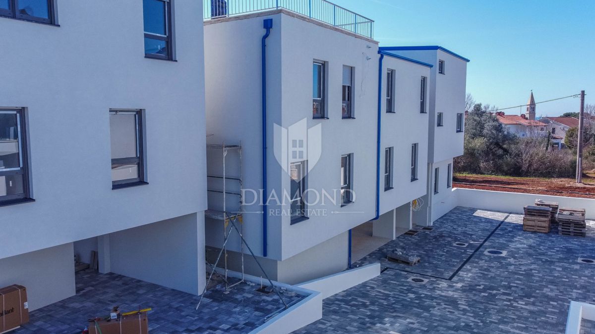 Umag, Lovrečica, Novogradnja z vrtom 300m od morja!