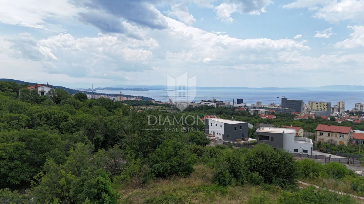 Trsat, gradbena parcela s pridobljenim gradbenim dovoljenjem, pogled na morje