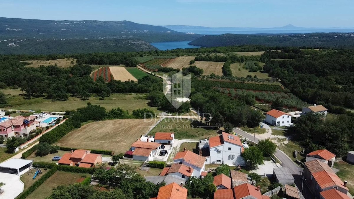 Barban, hiša s pomožnim objektom in bazenom