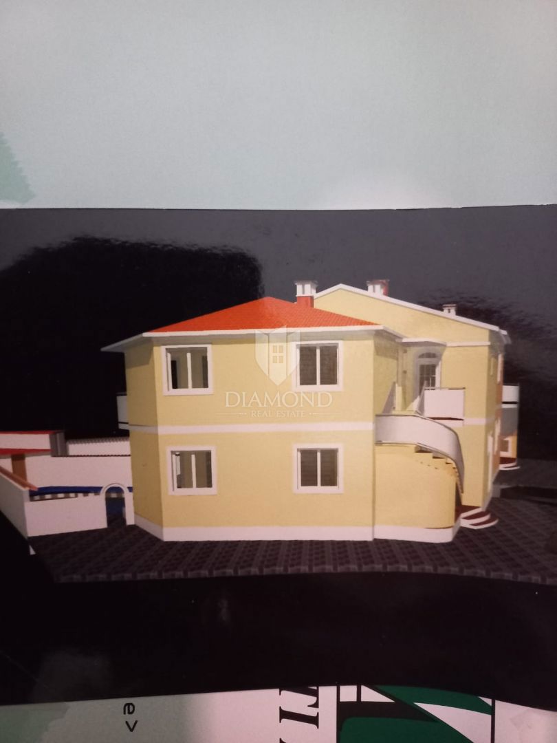 Zemljišče z gradbenim dovoljenjem za 5 apartmajev, Medulin! 