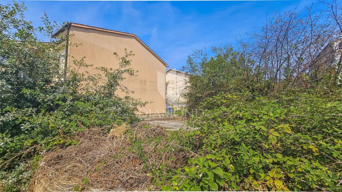 Zemljišče z gradbenim dovoljenjem za 5 apartmajev, Medulin! 