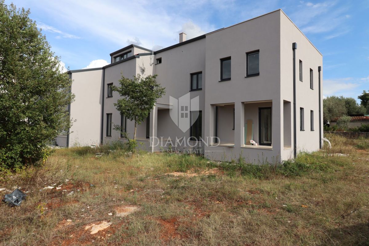 Poreč, okolica, dvoetažni apartma z veliko teraso in čudovitim pogledom na morje!
