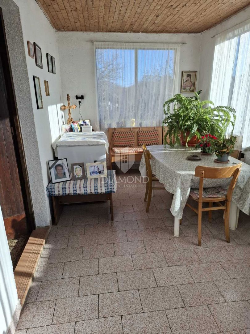 Lepa hiša z velikim vrtom v bližini Pule