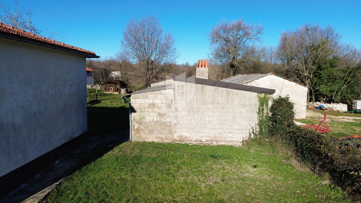Lepa hiša z velikim vrtom v bližini Pule