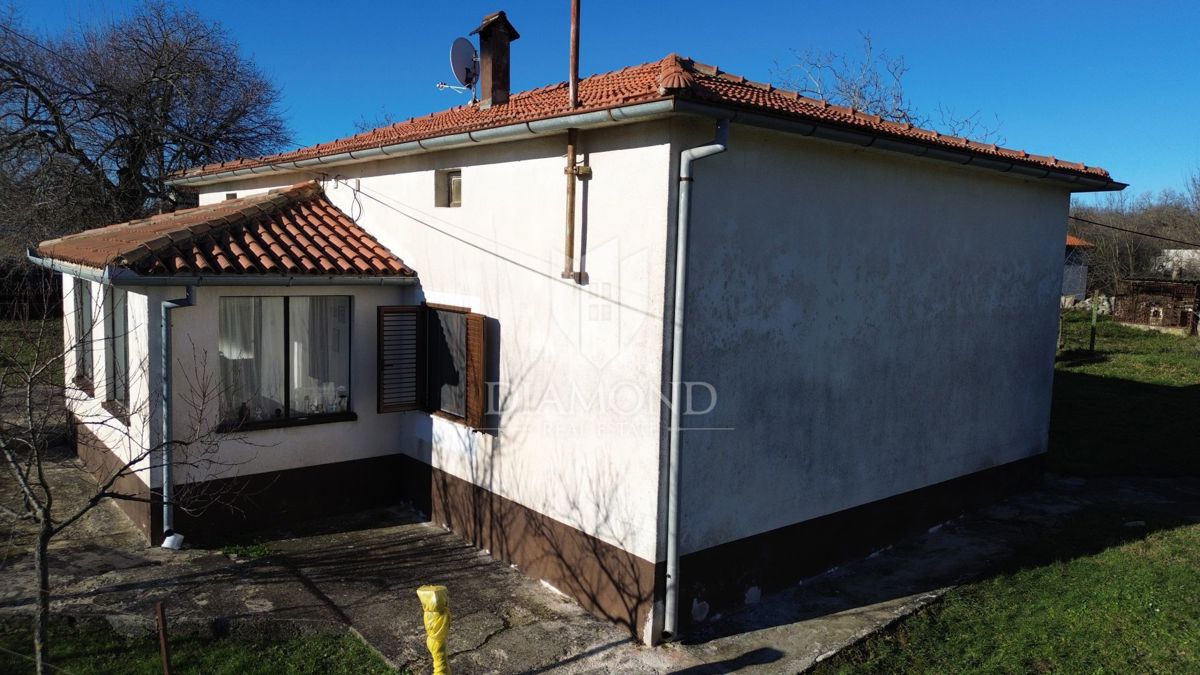 Lepa hiša z velikim vrtom v bližini Pule