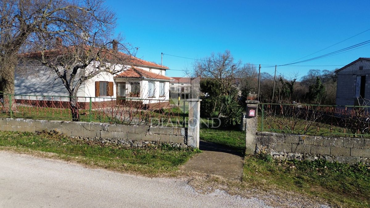 Lepa hiša z velikim vrtom v bližini Pule