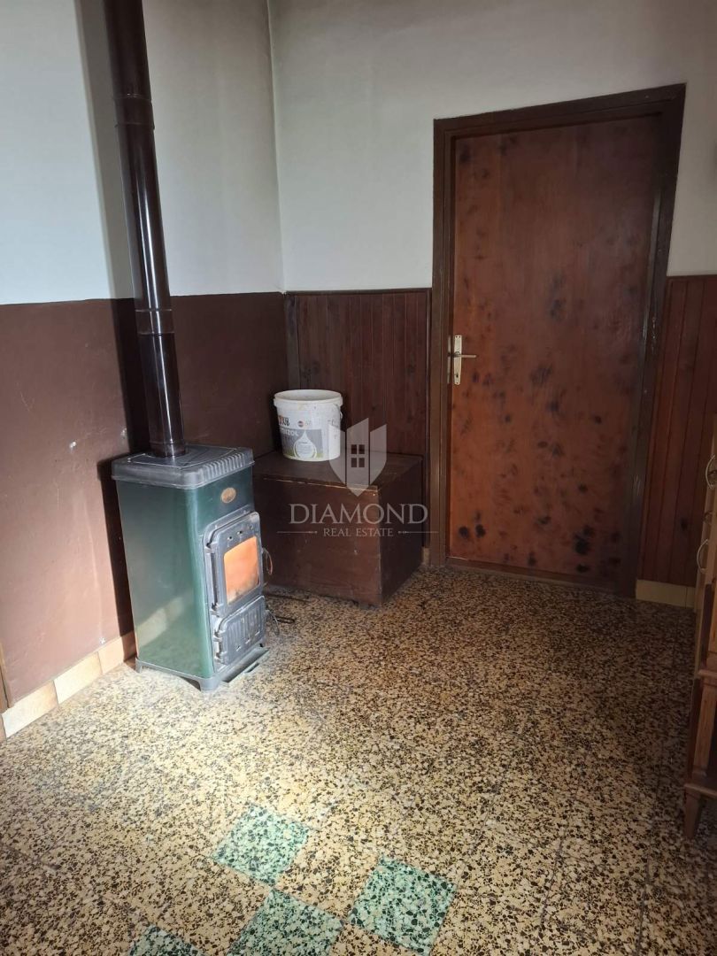 Lepa hiša z velikim vrtom v bližini Pule