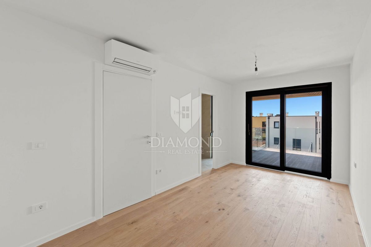 Novigrad, moderno stanovanje 95 m2 s 3 spalnicami in teraso!