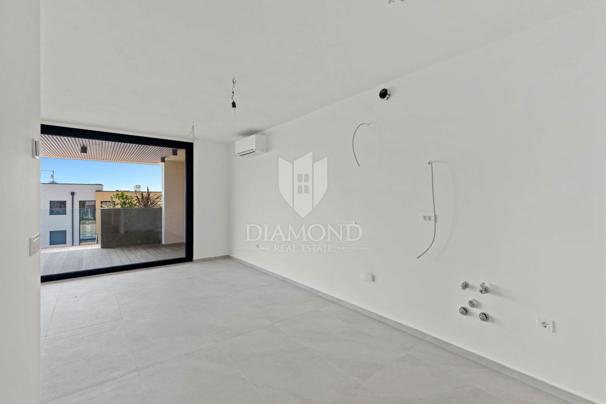 Novigrad, moderno stanovanje 95 m2 s 3 spalnicami in teraso!