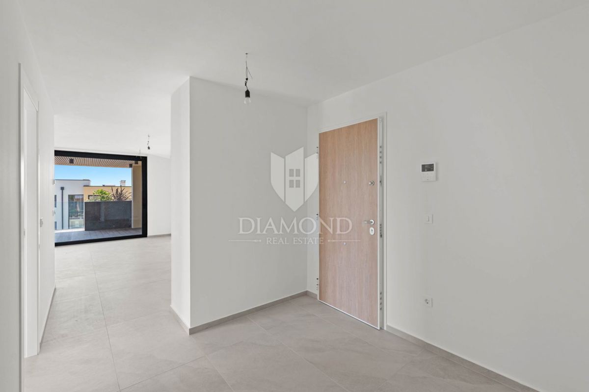 Novigrad, moderno stanovanje 95 m2 s 3 spalnicami in teraso!