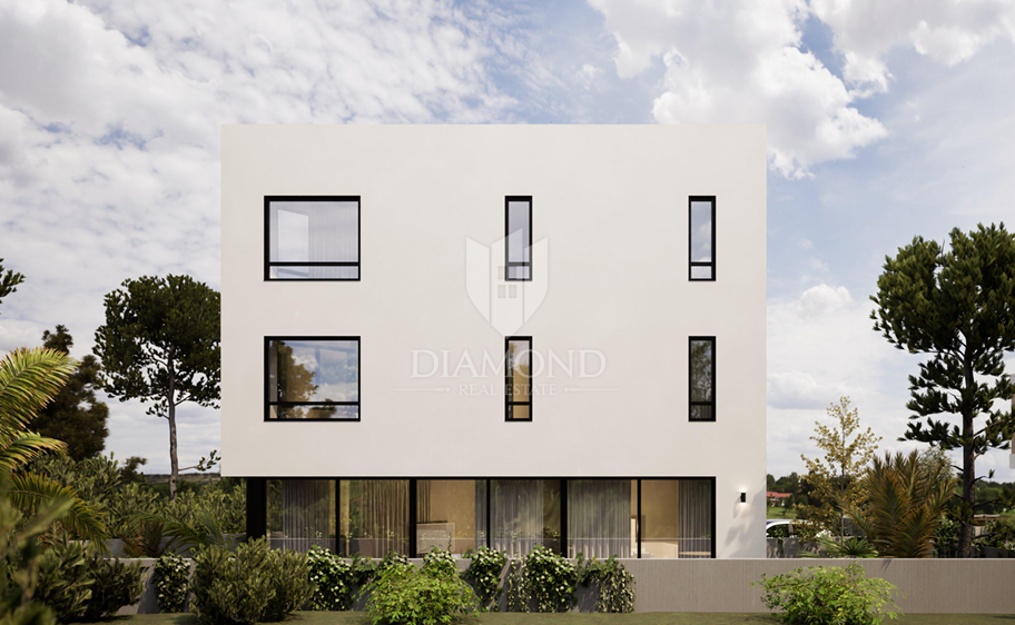 Poreč, Okolica – Moderna Vila v Projektu