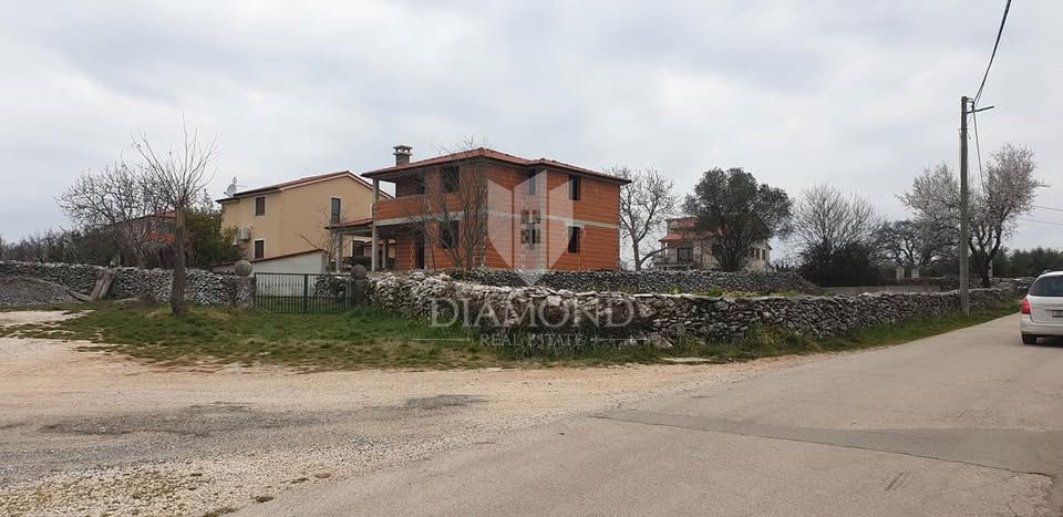 Hiša v gradnji na odlični lokaciji