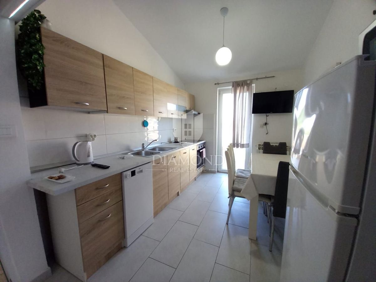 Pritličje družinske hiše s 3 apartmaji in bazenom