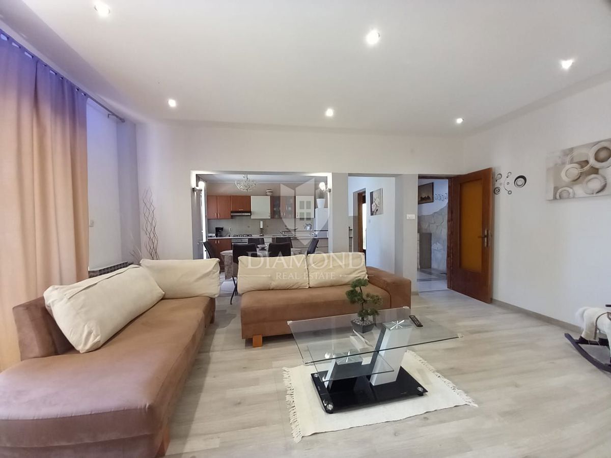 Pritličje družinske hiše s 3 apartmaji in bazenom
