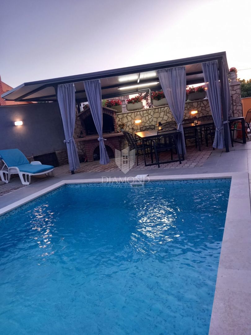 Pritličje družinske hiše s 3 apartmaji in bazenom