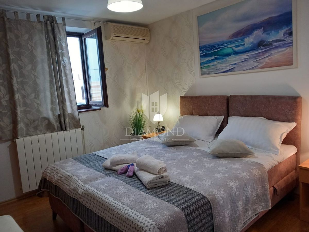 Pritličje družinske hiše s 3 apartmaji in bazenom