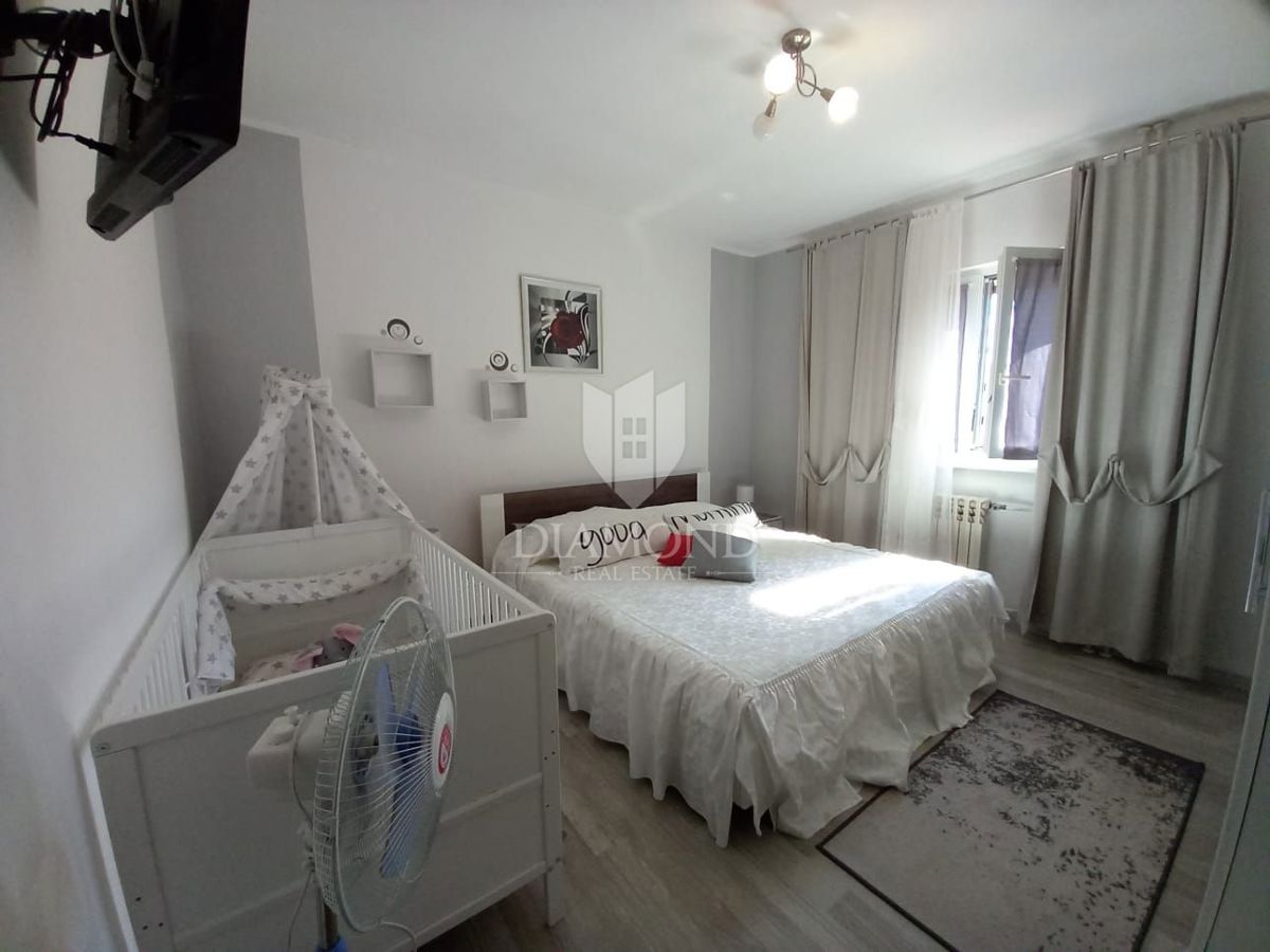 Pritličje družinske hiše s 3 apartmaji in bazenom