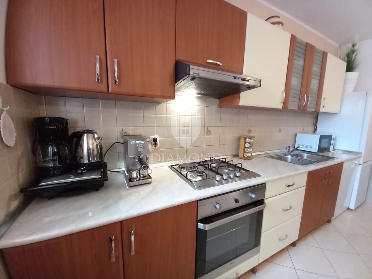 Pritličje družinske hiše s 3 apartmaji in bazenom