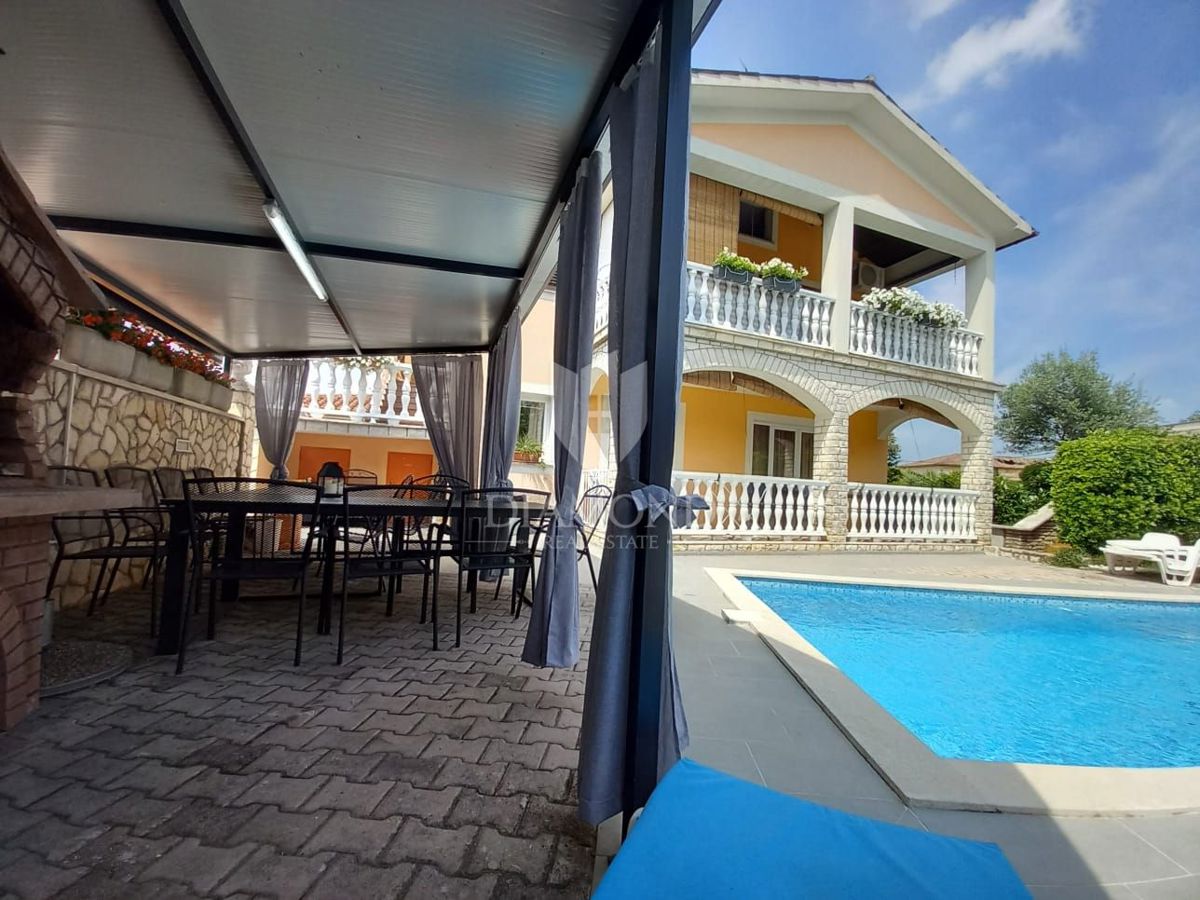 Pritličje družinske hiše s 3 apartmaji in bazenom