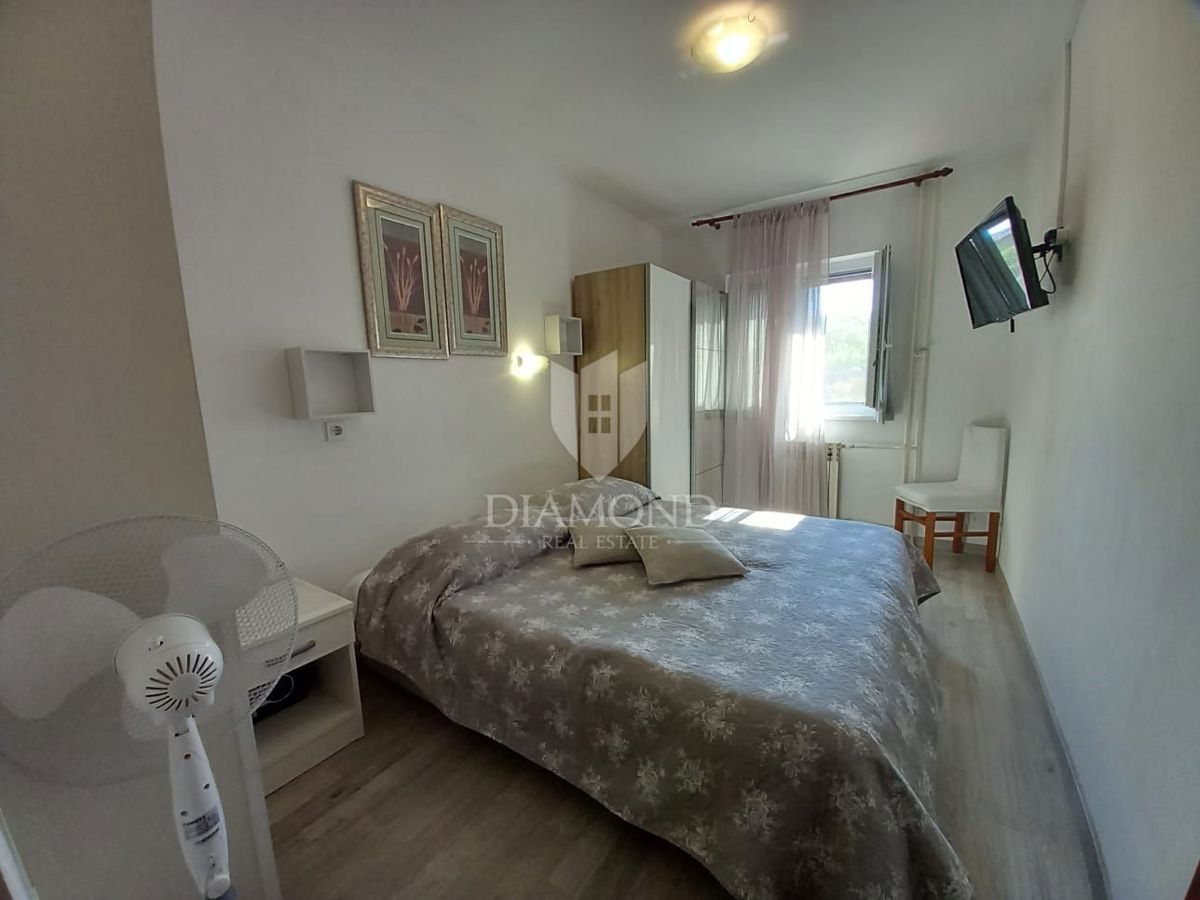 Pritličje družinske hiše s 3 apartmaji in bazenom