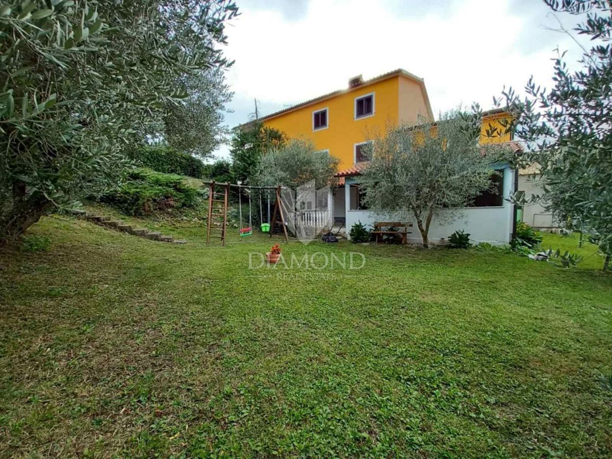 Pritličje družinske hiše s 3 apartmaji in bazenom