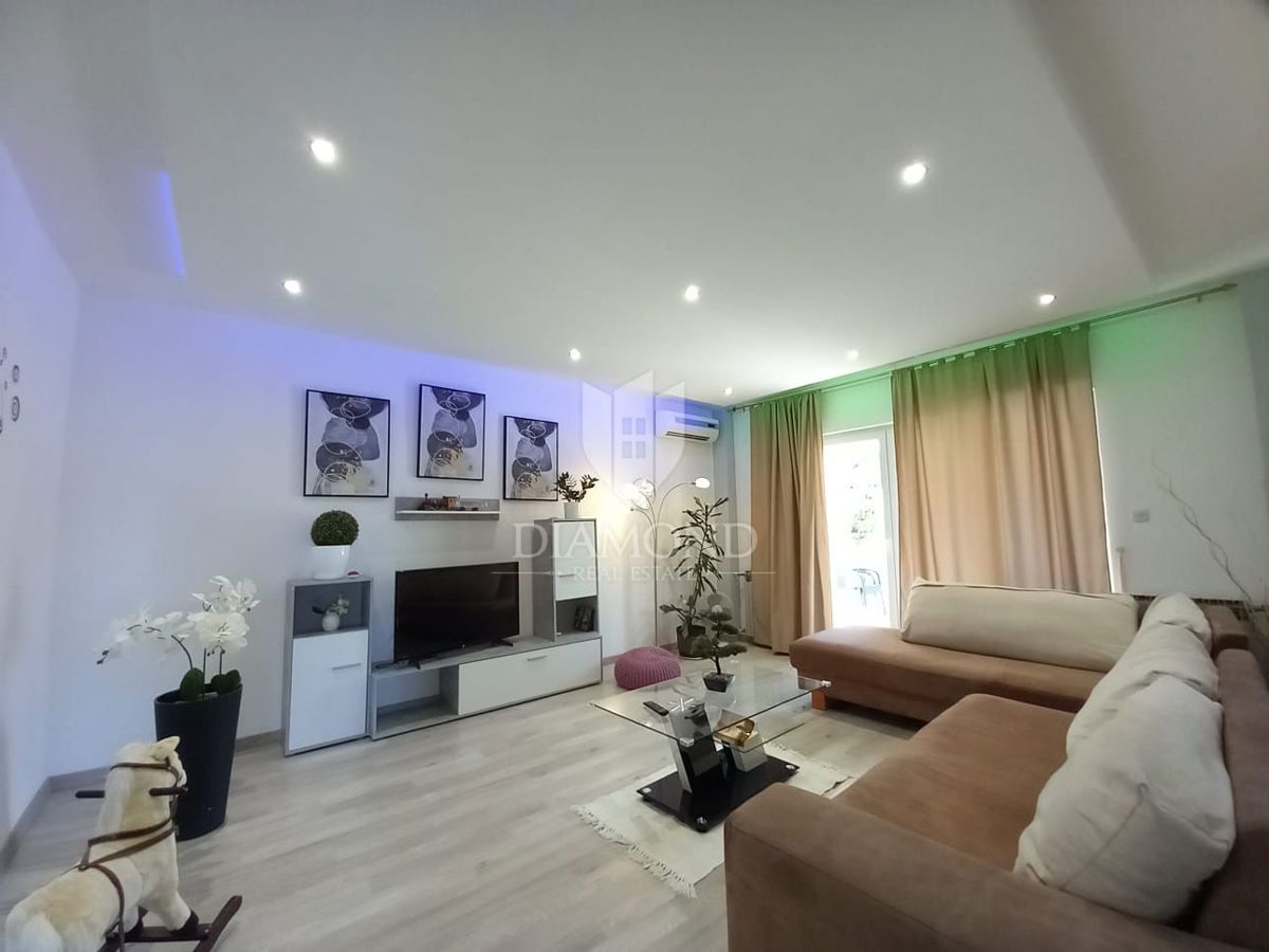 Pritličje družinske hiše s 3 apartmaji in bazenom
