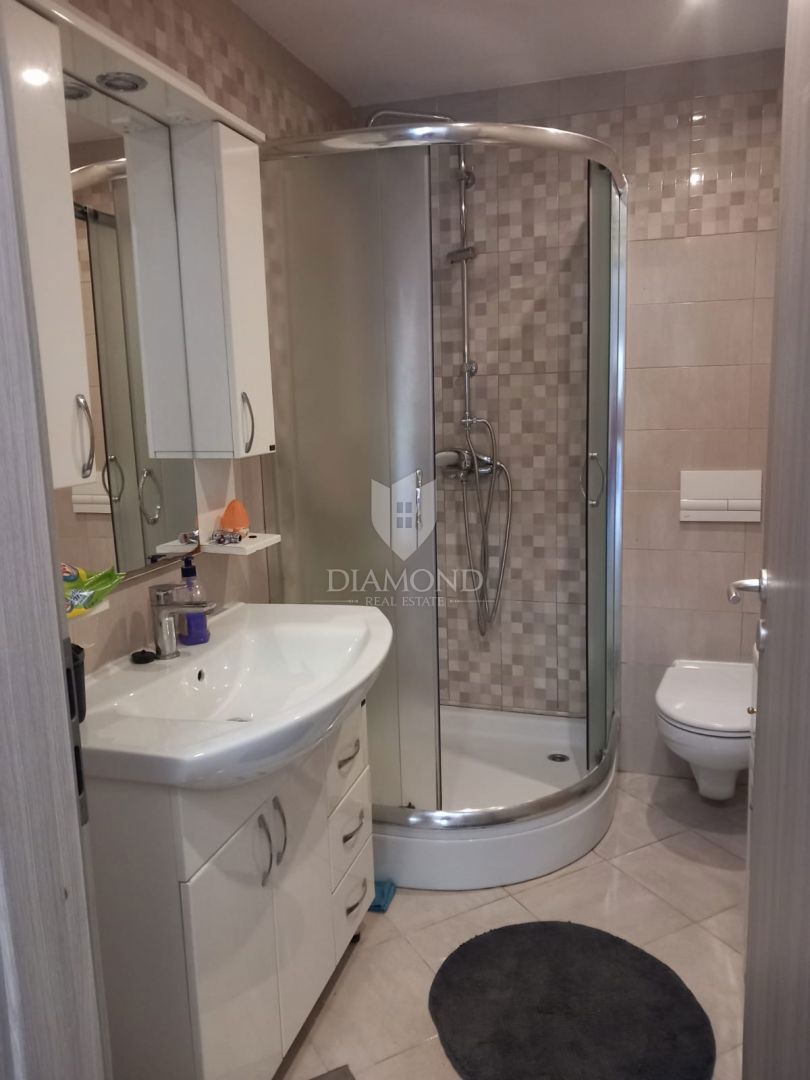 Pritličje družinske hiše s 3 apartmaji in bazenom