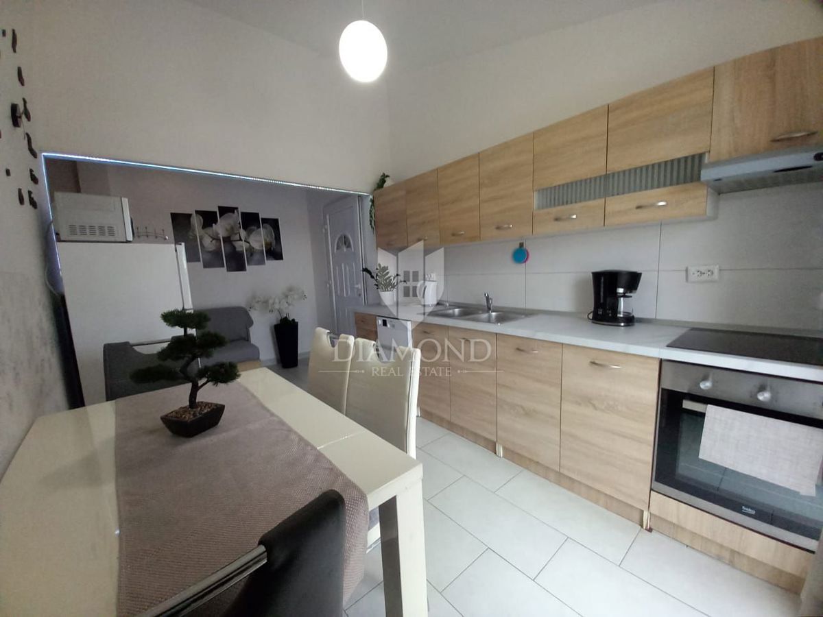 Pritličje družinske hiše s 3 apartmaji in bazenom