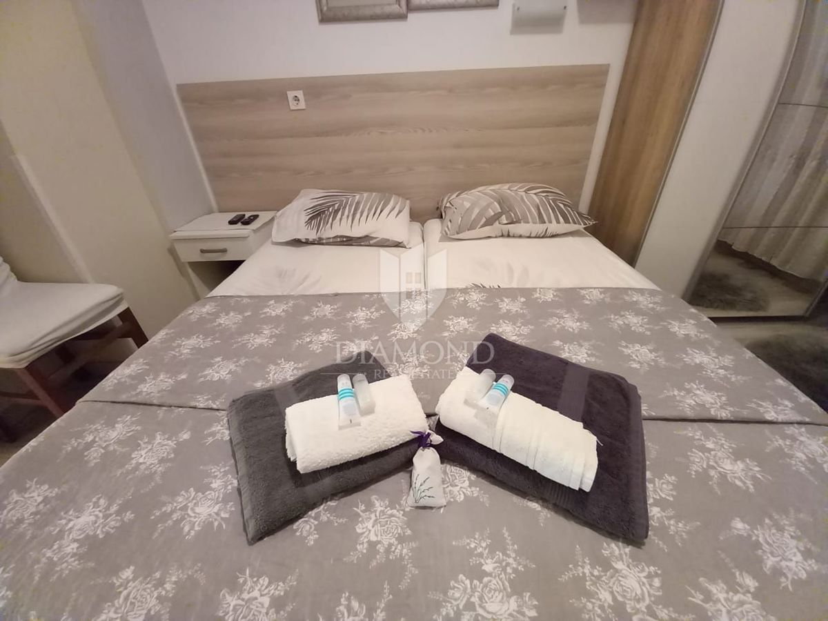 Pritličje družinske hiše s 3 apartmaji in bazenom