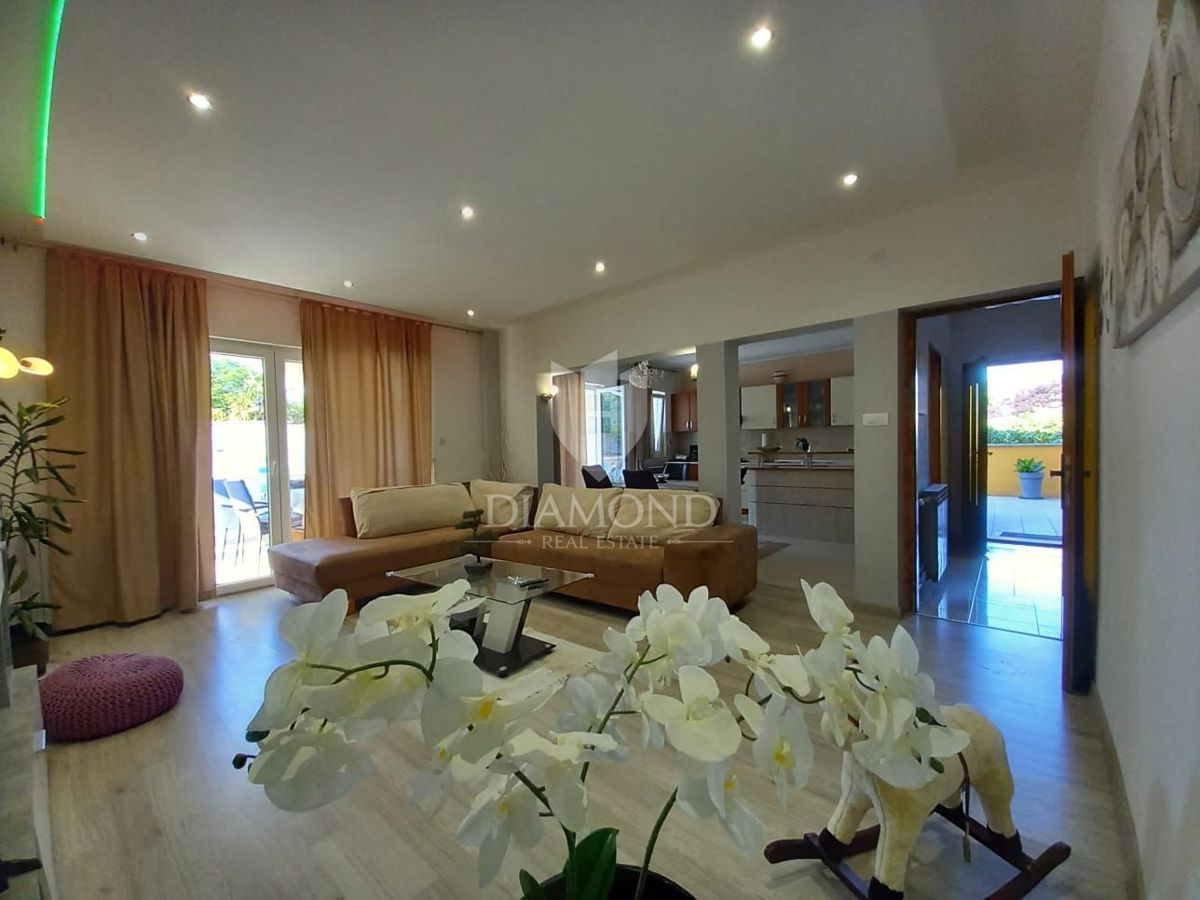 Pritličje družinske hiše s 3 apartmaji in bazenom