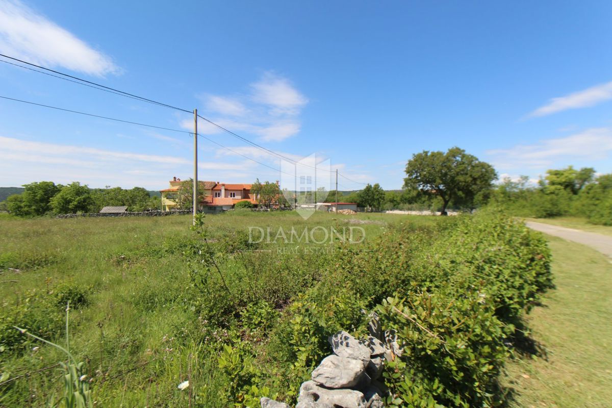 GRADBENO ZEMLJIŠČE S PROJEKTOM IN DOVOLJENJEM
