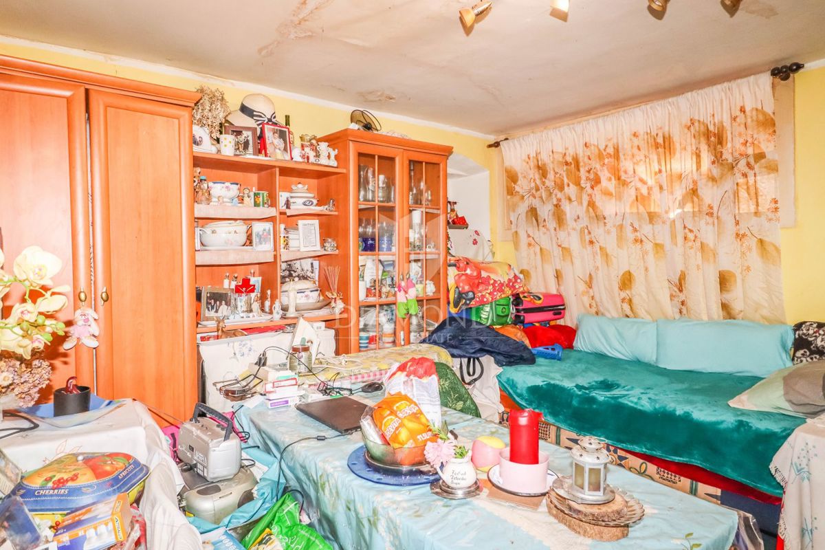 Rovinj, prostorno stanovanje za prenovo